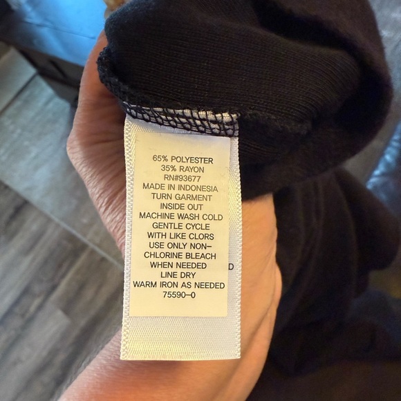 𝅺soft black turtleneck with slight puff shoulder classic
Staple size large - Picture 6 of 6